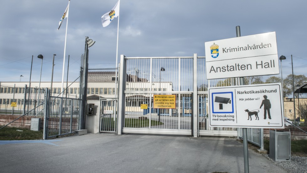 Anstalten Hall i Södertälje är ett av Sveriges fängelser. Men det måste byggas många fler framöver och Vänsterpartiet tycker det är läge att undersöka om Älvsbyn passar för en etablering.