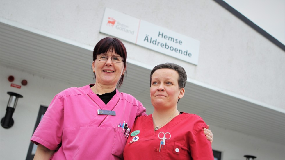 Susanne Nyberg (till vänster) och Angelica Dunstrand, undersköterskor på Hemse äldreboende, känner båda oro inför en eventuell privatisering av verksamheten även om Susanne är lite mer positiv.