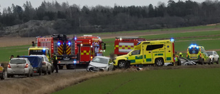 Tre personer fördes till sjukhus efter krock