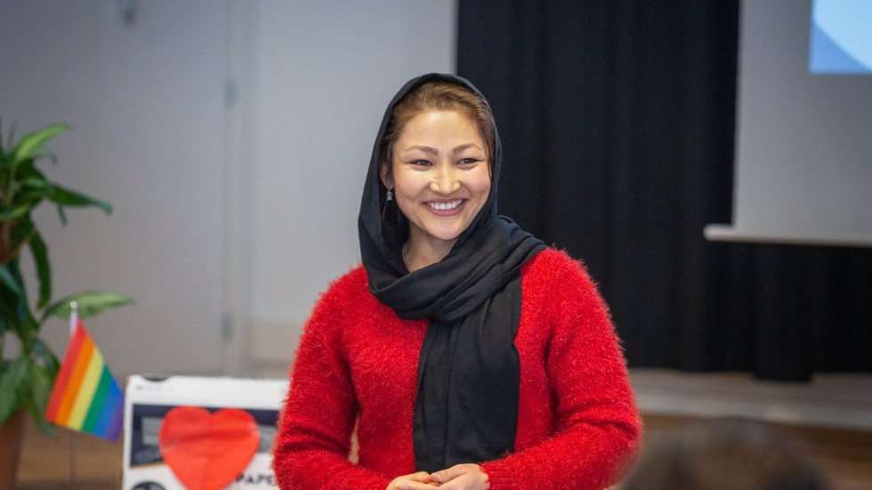 Jawaher Heydari berättade om den diskussionsgrupp som hon har startat tillsammans med Kaniz Moradi och Amin Gohari. "När vi diskuterar lär vi oss av varandra", sa hon.