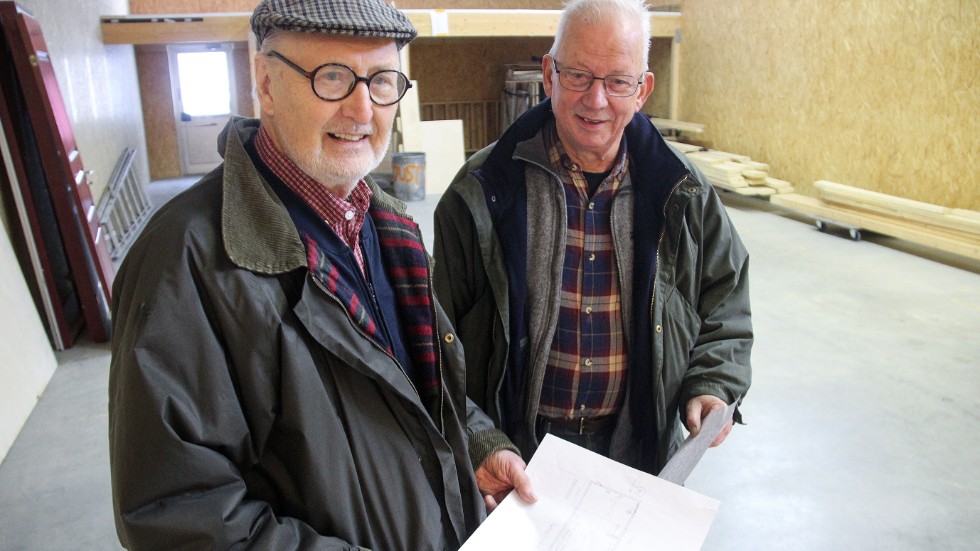 Bengt Carlsson och Stig L Lundh kan se fram emot tre års frist för JP-Johansson-sällskapets museum, men Museilagen ställer krav för föremålssamlingen.