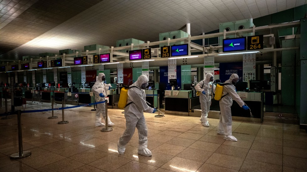 Spanska soldater desinficerar Barcelonas flygplats.