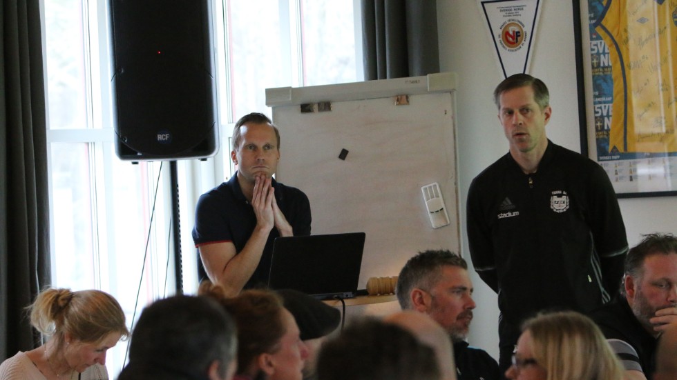Mötesordföranden Anders Abelsson och omvalde ordföranden Andreas Hammar inför medlemmarna på årsmötet. 