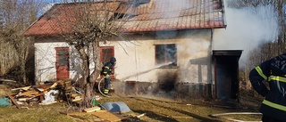 Sidobyggnad totalförstördes i brand