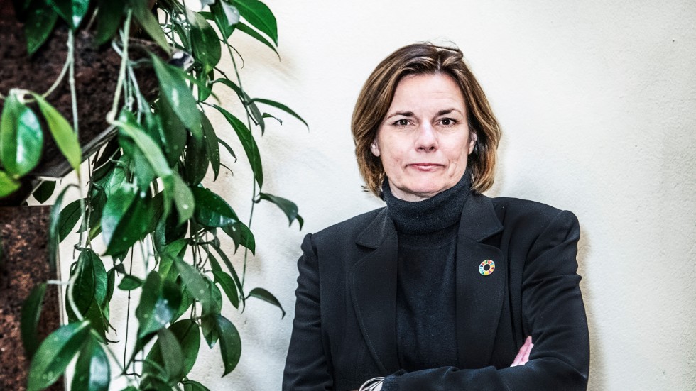 "Jag tror att världen behöver vakna upp till att det finns ingen hållbar fossil produktion, vi måste ställa om så snabbt som möjligt", säger miljöminister Isabella Lövin under vår långa intervju.