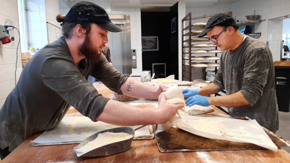 Noah Falk och Tarek Kawai är två av Baks dryga 50 anställda. På bageriet bakas det dygnet runt.