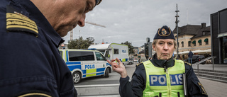 Unga hostar främlingar i ansiktet – polisen varnar