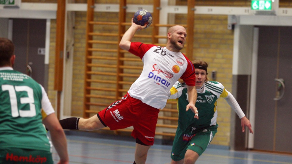 Johan Båverud är en sevärd spelare i Vadstenaidrotten. Han visar sina skills på fredagar i sporthallen. VHF är en samlingspunkt för orten.