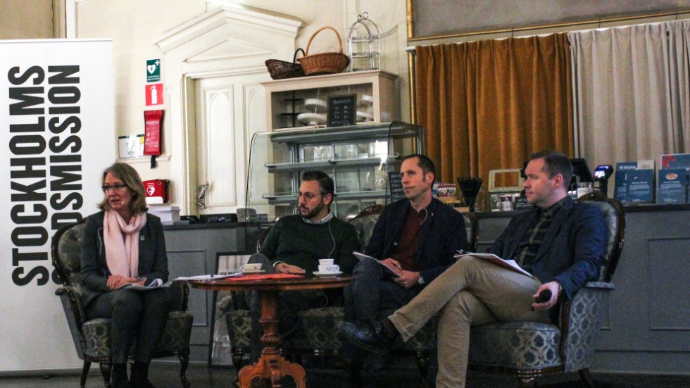 Samtal om hemlöshet på stadsmissionens café. Till vänster, Marika Markovits, Stockholm stadsmission, Muharrem Demirok (C), Linköping, Erik Pelling (S), Uppsala och moderator Fredrik Saweståhl.