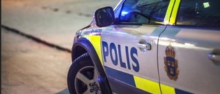 Man körde in i lyktstolpe med bil