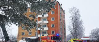 Brand i lägenhet  – rökdykare inne