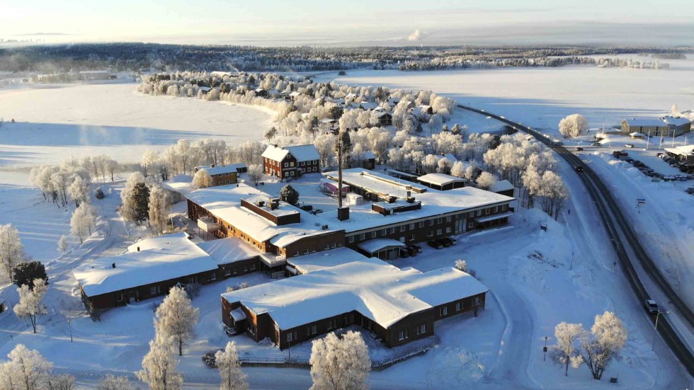 Arjeplogs kommun har köpt hälsocentralen av Region Norrbotten med tanken att det ska bli framtidens äldreboende. Nu pågår skisser på en kooperativ ekonomisk förening tillsammans med Riksbyggen.