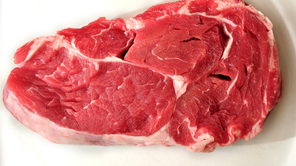 Den 25-årige mannen hade en hel kasse entrecote med sig när polisen hittade honom.
