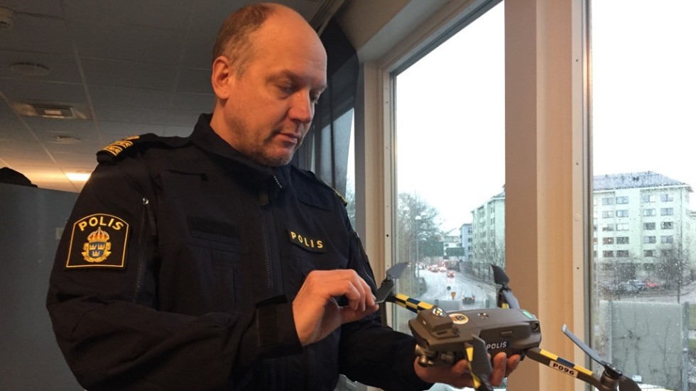 Uppsalapolisens presstalesperson Jonas Eronen demonstrerar en av de drönare som myndigheten ska ta hjälp av.