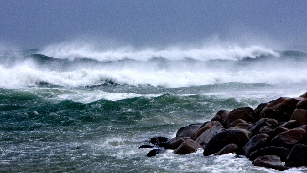 Stormen Ciara har orsakat strömavbrott och inställda färjeturer på Gotland.