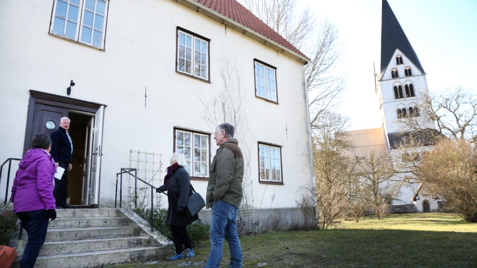 Per-Henrik Sorby, ordförande i Stenkyrka utvecklingsbolag, ståendes i dörren. Den 7 mars skrivs kontraktet och bolaget får tillträde till prästgården i början av maj.