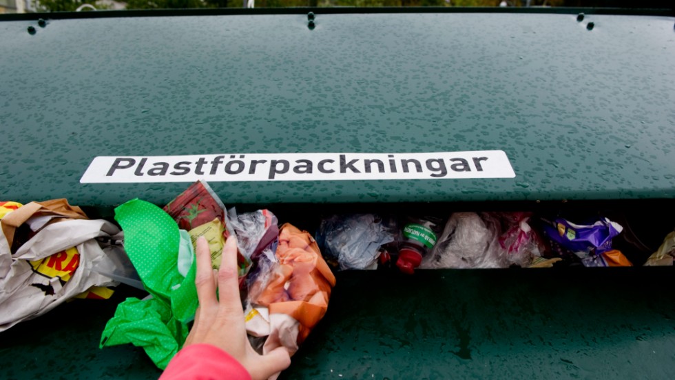 "Merparten av plastförpackningarna hamnar fel. Plast har bara en återvinningsgrad på mellan 30 och 40 procent. Förändrar man insamlingen av den kan återvinningen öka till 89 procent", säger Henrik Nilsson på FTI.