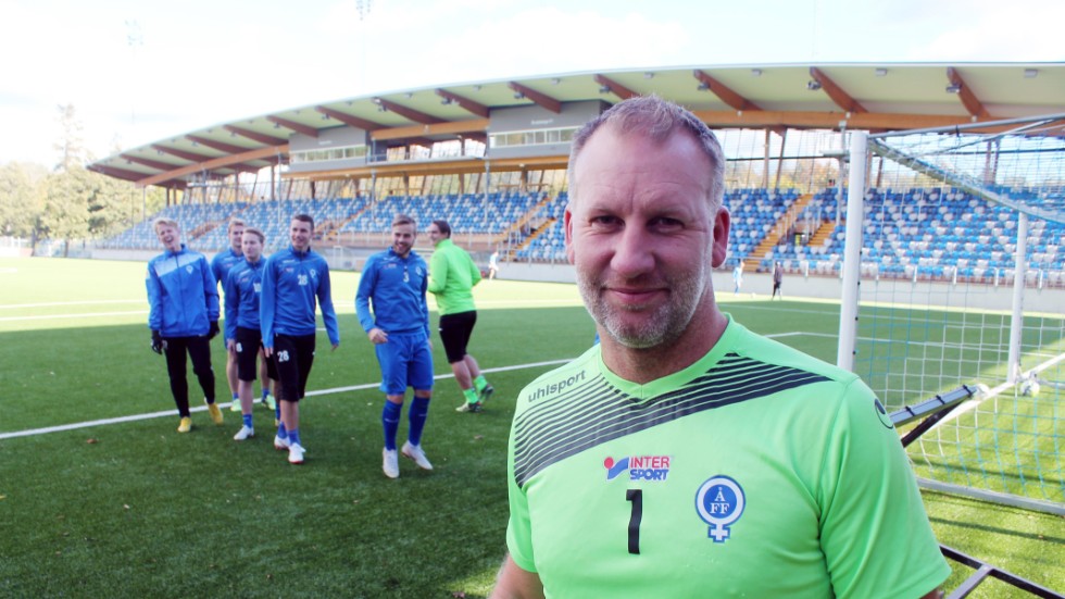 Målvaktslegendaren Henrik Gustavsson återkommer till Boren futsal cup om några veckor. Gustavsson har vunnit turneringen med Åtvidaberg och ska nu spela för Karle som också återuppstår i cupen.