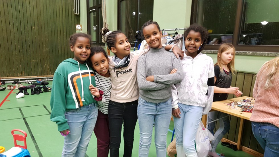 Iftikar Belli, Sumya Alasow, Yayoda Ogebabr, Timnit Tsegay och Nuciba Belli tyckte det var roligt att kunna hjälpa andra genom att anordna en gratisloppis.