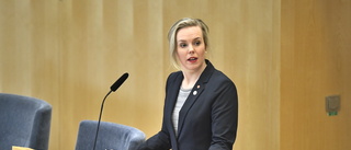 Hon kräver svar av ministern efter morden