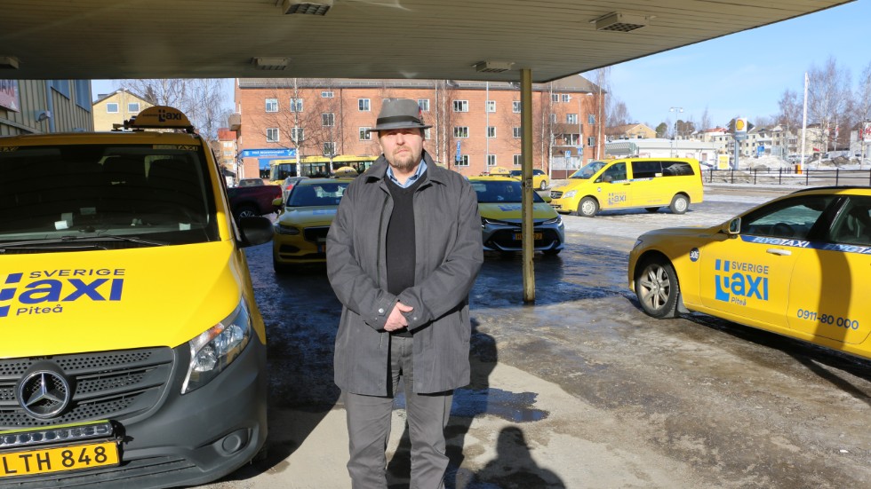 Läget är tufft för Piteå taxi på grund av coronasmittan. Flygtaxin har upphört likaså nästan alla privatresor. Samtidigt minskar färdtjänsten drastiskt och sjukresorna är på väg åt samma håll. Stationschefen Anders Sandberg säger att katastrofen är nära.