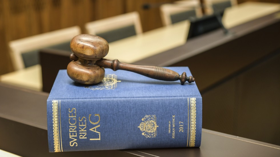 En Kindabo får nu ersättning av staten för att en förundersökning om bland annat grov förskingring tagit för lång tid. 