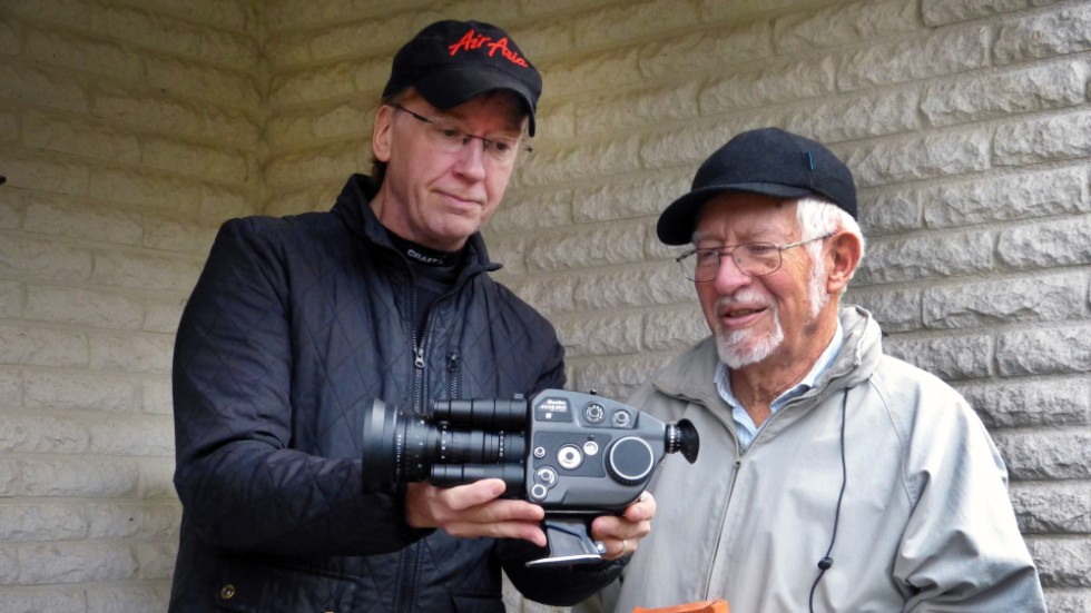 Janne Berglund (till vänster) filmade revyn "Poppelparaden" 1993 och Bo "Boa" Axelsson (till höger) var en av manusförfattarna till revyn som han också medverkade i. 10 december visas revyn i Motala.