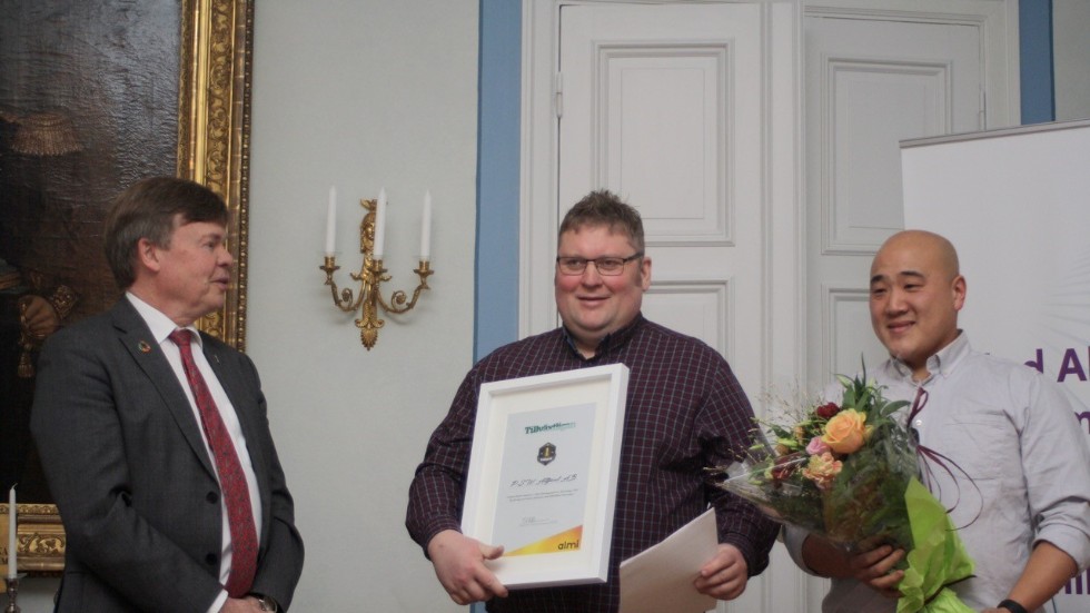 Landshövding Björn O.Nilsson delar ut priset i Tillväxtligan till Per-Stefan Wiklund och Reine Gustafsson, P-SW Alltjänst. 