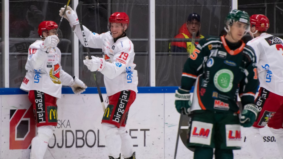 Villiam Haag (nr 19) jublar tillsammans med Hampus Harlestam efter ett av Almtunas mål i den tredje perioden när man vände 1-0-underläge till ledning med 2-1 på 29 sekunder.