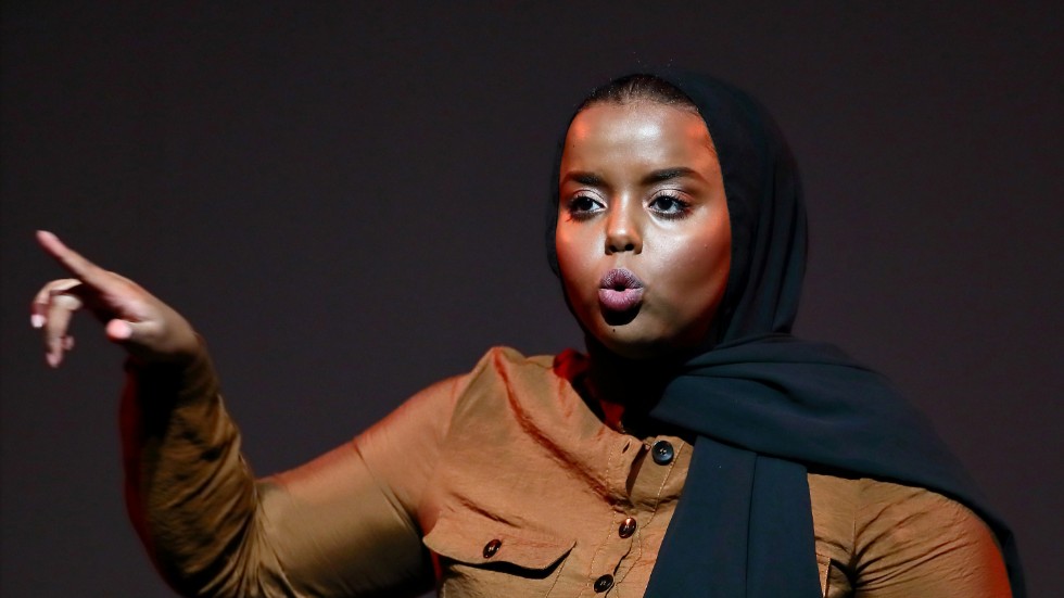 Rappoeten Farhiya Feysal vann Ortens bästa poet 2018. I spoken wordföreställningen ”Reflekterad olydnad” berättar hon om liv, rötter och makt. 