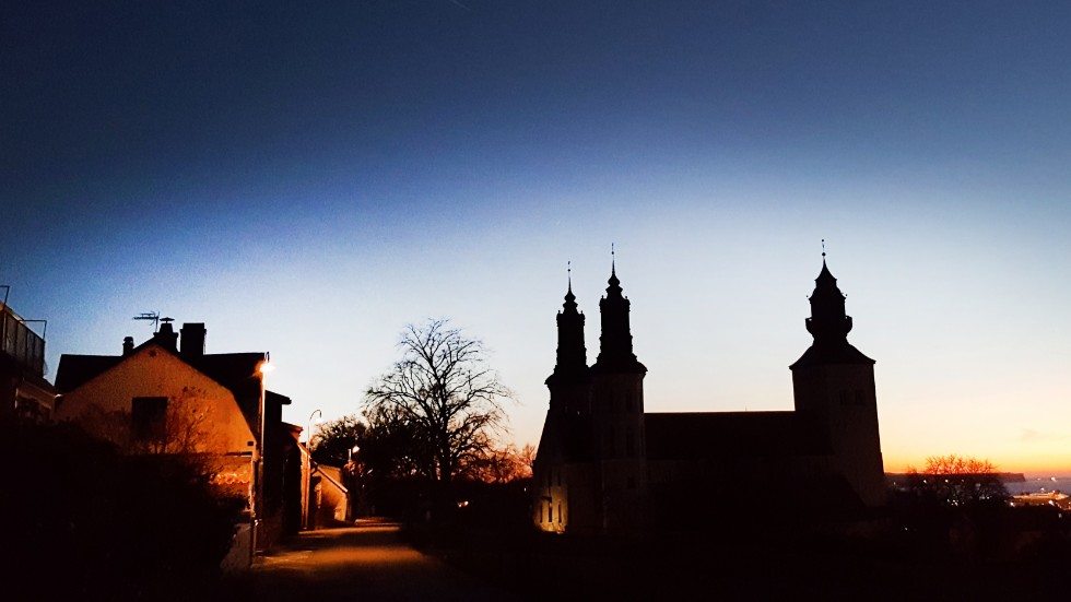 Visby domkyrka står öppen för vigsel under skottdagen.