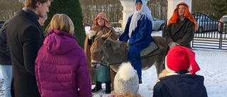 Carina och sonen spelar i Levande julkrubba