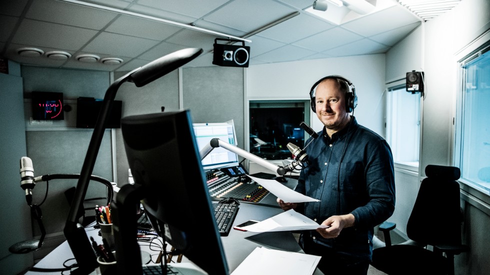 Daniel Klaar i Ekots studio i radiohuset i Stockholm. "Det är det bästa som finns när det kommer en enradare från telegrambyrån om något som hänt i Sverige eller världen och se maskineriet gå igång."