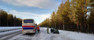 Personbil voltade efter krock med buss