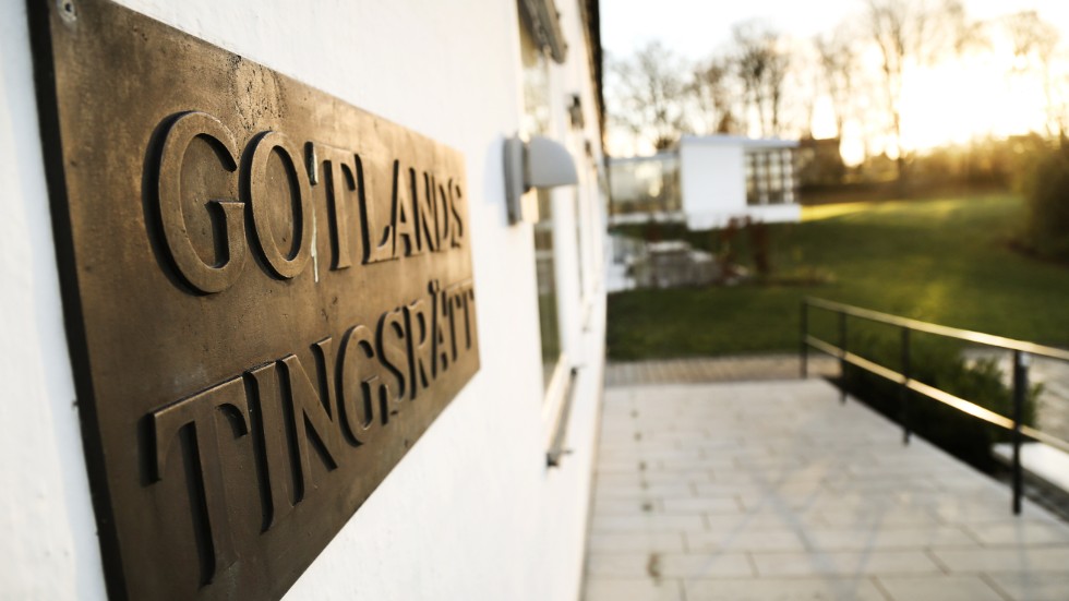 Två år och åtta månader i fängelse blev straffet för en 36-åring som döms för bland annat grov kvinnofridskränkning och grov misshandel.