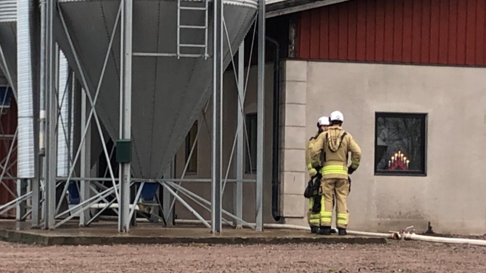 Brandmän sökte vid lunchtid efter källan till rökutvecklingen.