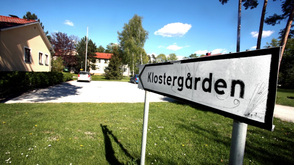 Klostergården ska göras om till bostäder. Det blir nu ett nytt anbudsförfarande.