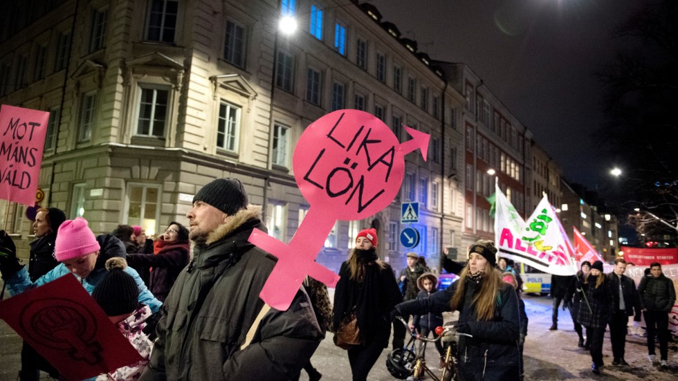 Att kvinnor fortfarande tjänar mindre än män är en frihetsfråga, menar debattörerna.
