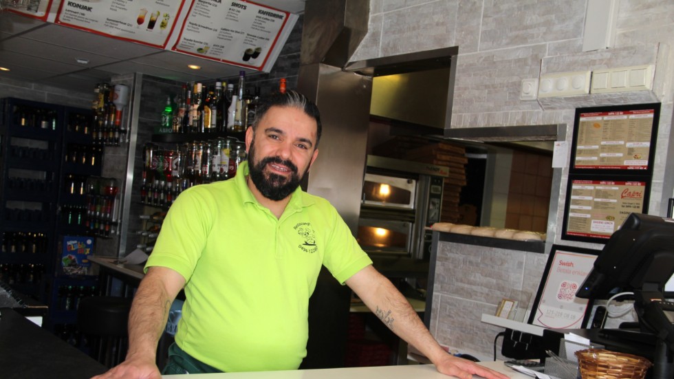 Fadi Gorgis på Restaurang Capri uppskattar att försäljningen sjunkit med 30 till 40 procent till följd av den pågående coronapandemin.