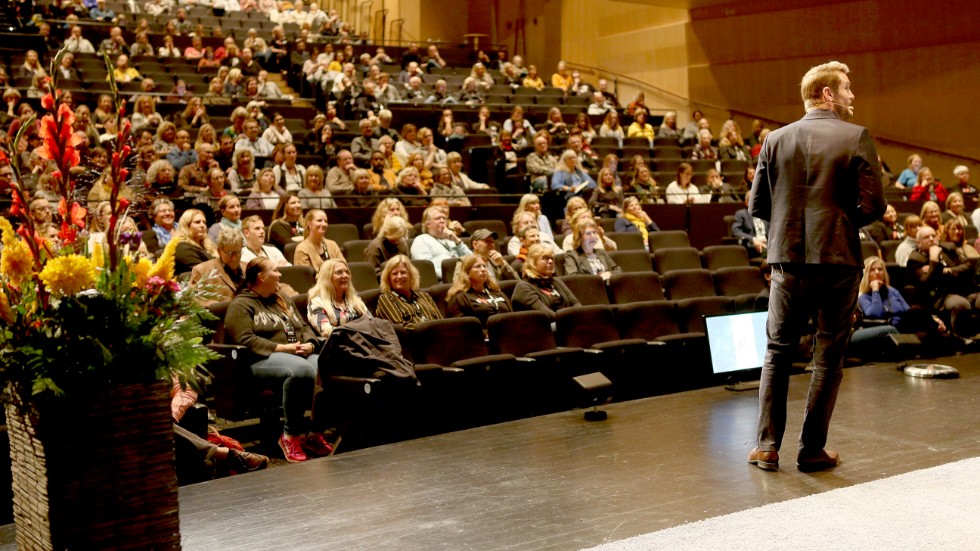 Över 700 personer verksamma inom skolan kom till Wisby Strand i går, där de bland andra fick lyssna till Nicholas Fernholm som är chef för transportrobotorna vid sjukhuset Nya Karolinska.