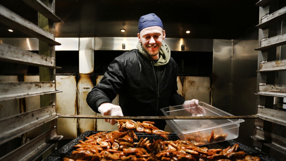 Nyrökta räkor är en av delikatesserna som säljs i Leo Nordins fiskbutik i Sysne.