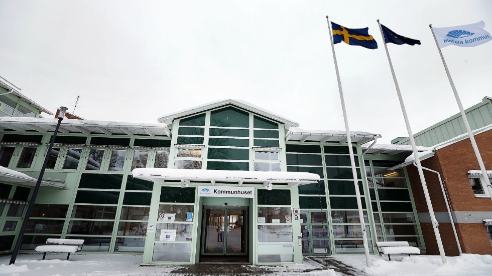 Varför höjde ni skatten i kommunen när det var så lätt att hitta sparande som inte märks? Den frågan ställer  Mark Henriksson (M) till Elias Georges (S).