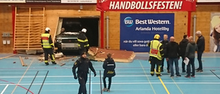 Bil kraschade rakt in i idrottshall 