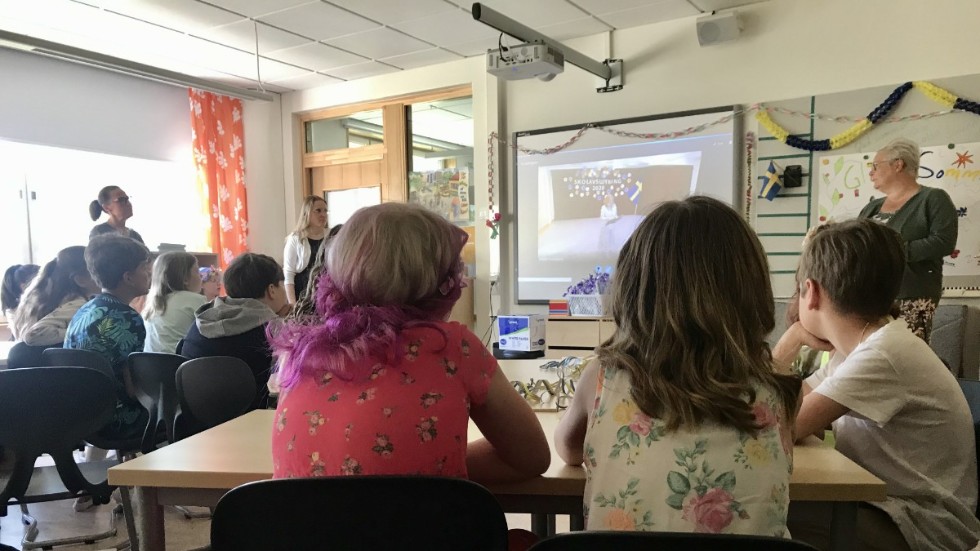 Inifrån klassrummen streamas skolavslutningen live.