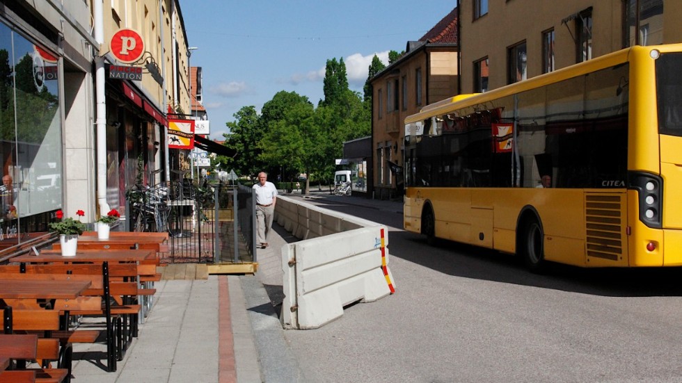 En säkrare passage förbi den blockerade trottoaren ordnades för fotgängare på Källgatan efter att flera privatpersoner hört av sig till kommunen.