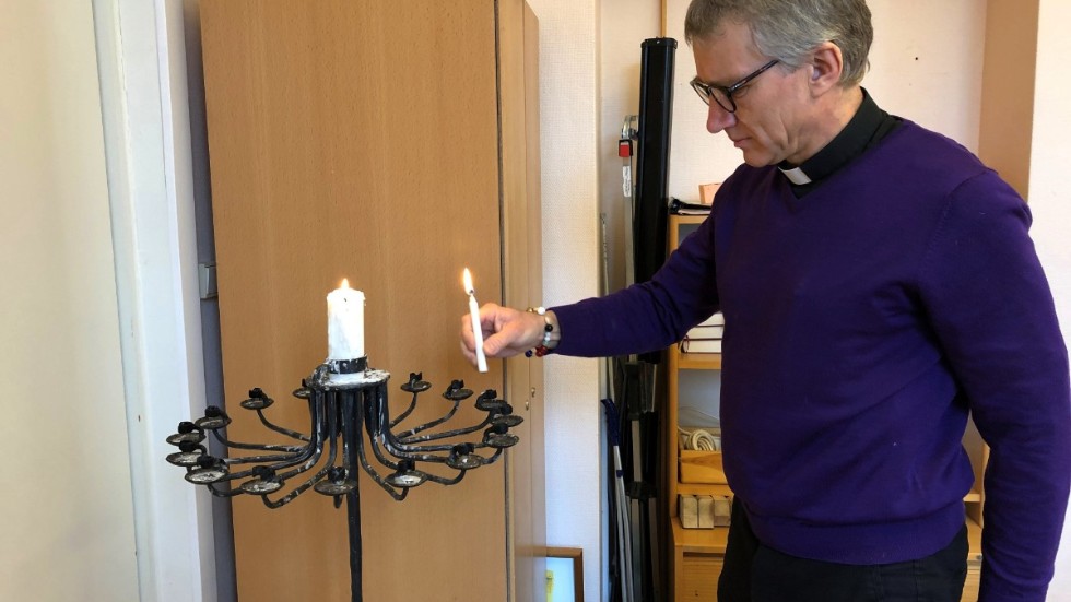 Prästen Jonas Agestam besöker varje onsdag Kolmårdsanstalten för att hålla gudstjänst. En av förberedelserna är ljuständning.