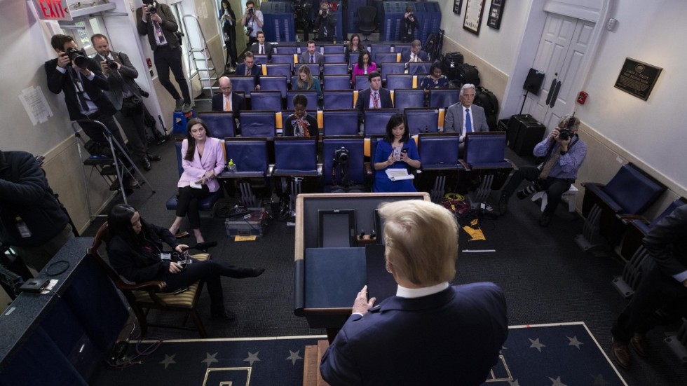 Har Trump hållit sin sista coronapresskonferens? Ett inlägg på Twitter antyder att han tröttnat på dem. Bilden från fredagens i sammanhanget korta presskonferens.