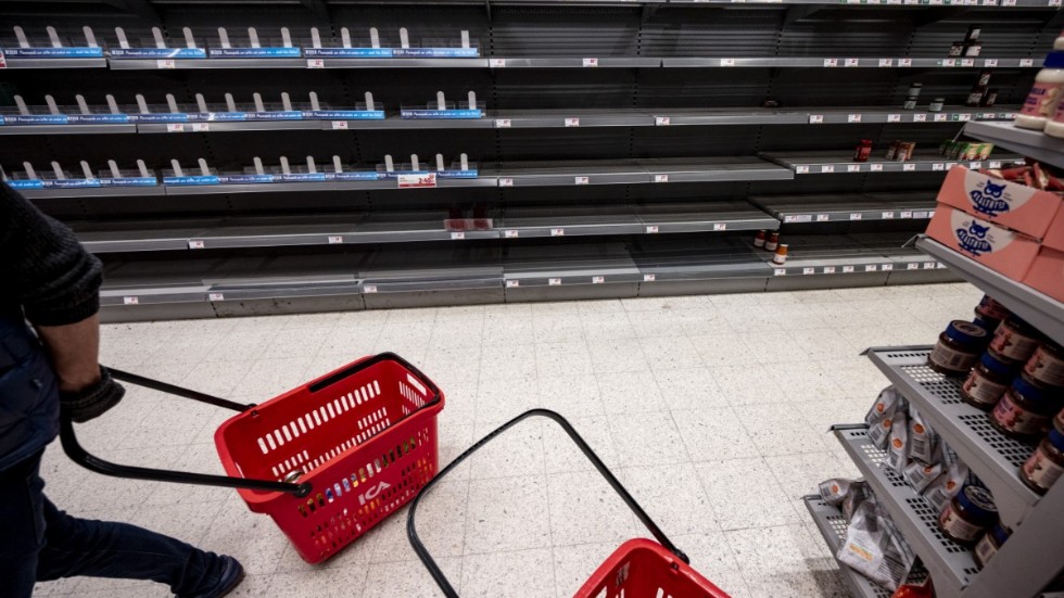 I mitten av mars var det stundvis tomt på butikshyllorna, men nu har vi hamstrat färdigt. Arkivbild.