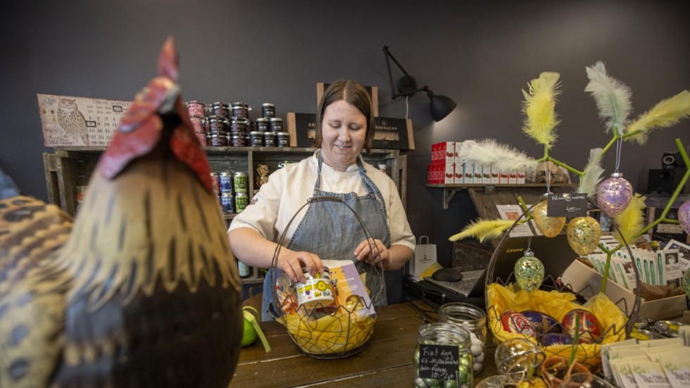 Påskstämningen är på topp i delikatessbutiken. Hemgjorda produkter samsas med lokala varor när Cecilia Lindström packar en matkorg.