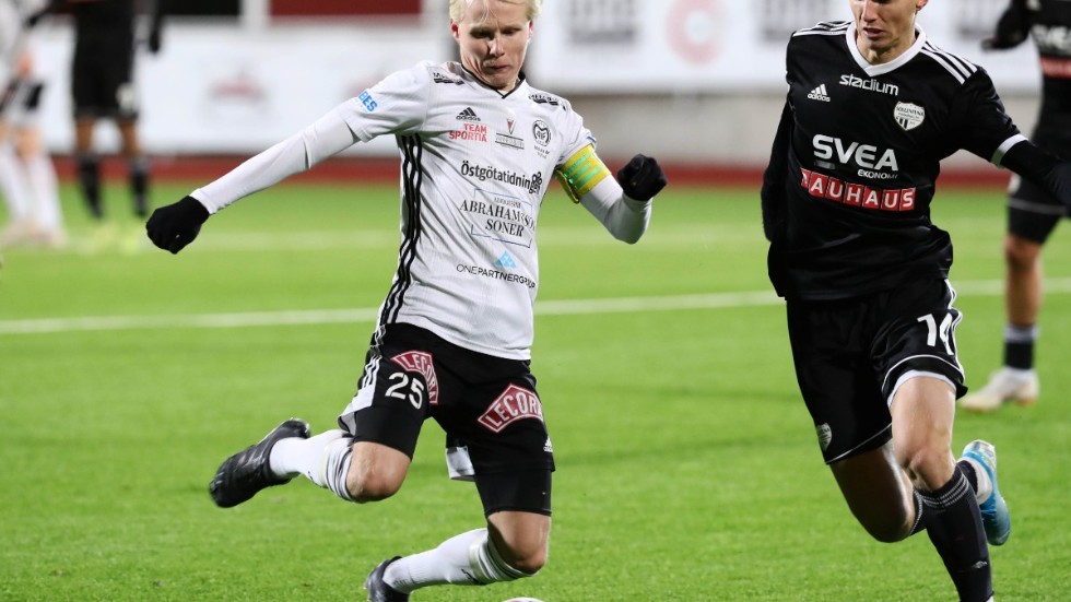 Motala AIF:s lagkapten Simon Karlsson försöker bredda sig och utövar andra sporter i väntan på seriestart. Som padel och cykling. På skärtorsdagen möter han barndomskamraten Anton Blomberg.